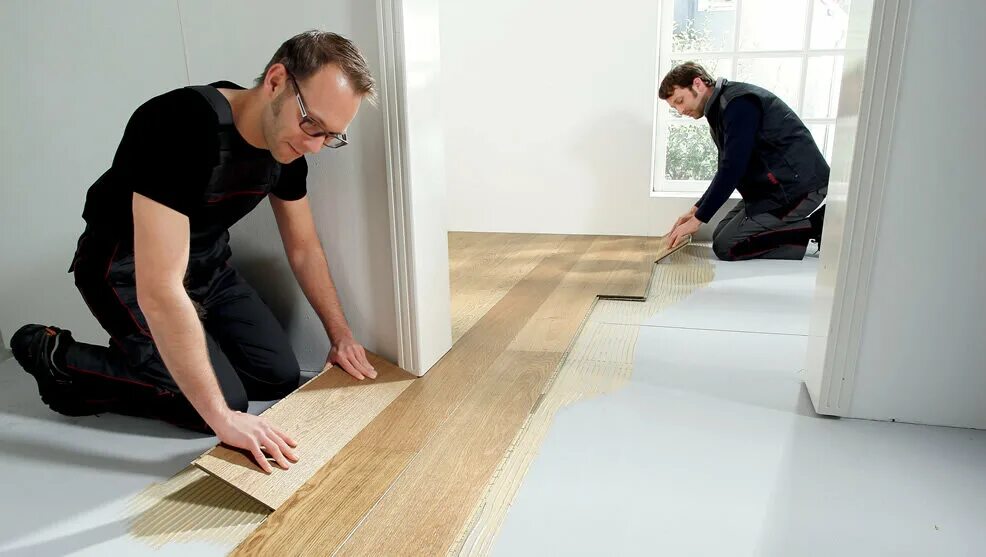 Правильная укладка ламината. Полы в квартире. Укладка ламината в комнате. Укладка пола в комнате. Укладка ламината.