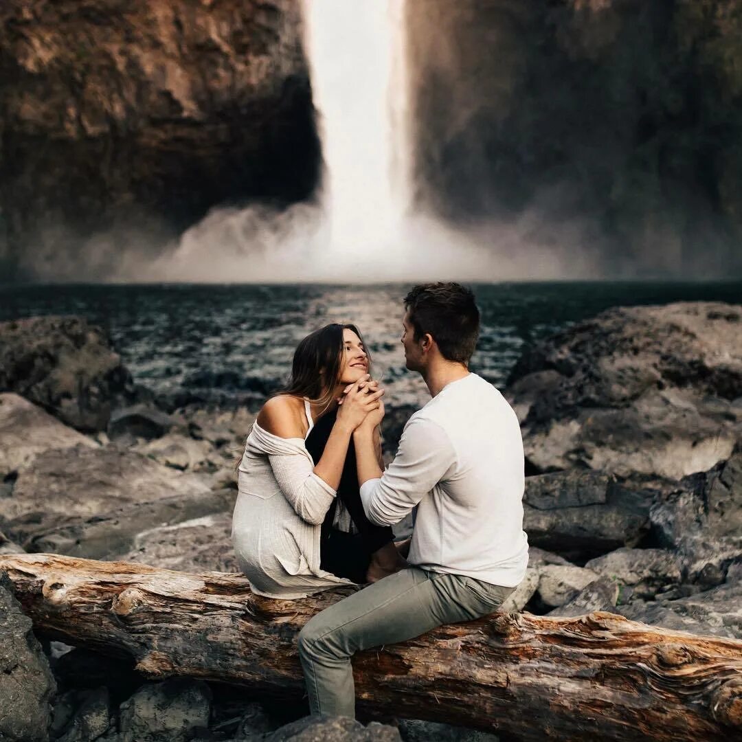 Мир романтик. Влюбленные у водопада. Водопад любви. Фотосессия с любимым на водопаде. Фотосессия у водопада пары.