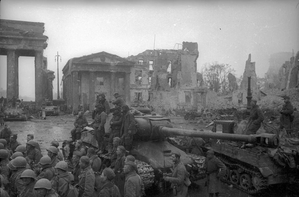 В ходе какой войны русские взяли берлин. Советские войска полностью овладели столицей Германии Берлином. Полностью овладели столицей Германии Берлином 2 мая 1945 год книги.
