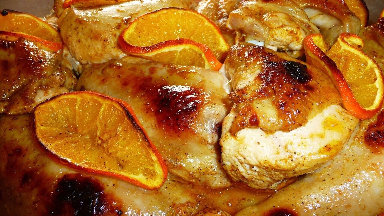 Сколько готовится кусочки курицы. Курица с апельсинами в духовке. Грудка с апельсинами в духовке. Курица запеченная с апельсинами в духовке. Куриная грудка с апельсинами в духовке.