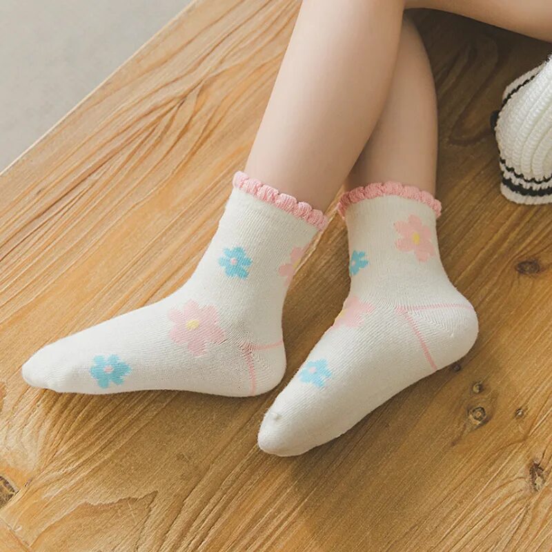 Цветочные носки. Socks для девочек. Носки для девочек 5 лет. Girl in White Socks Kids. White socks girl