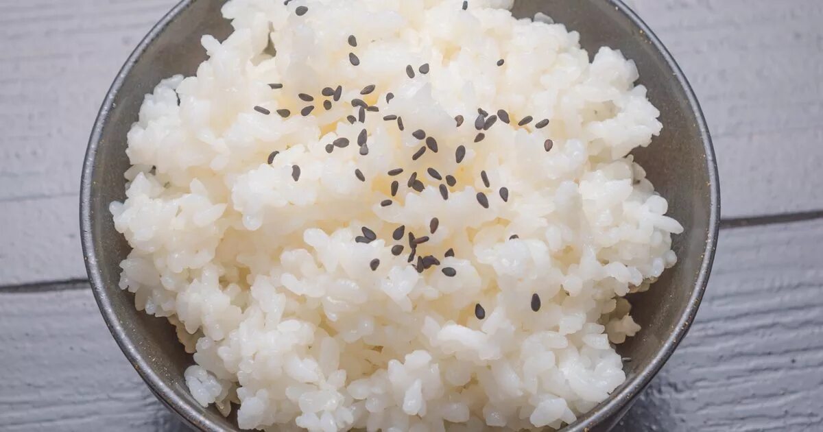 Что можно положить в рис. Рис к воде. Рисовая каша. Рис белый приготовленный. Еда из белого риса.