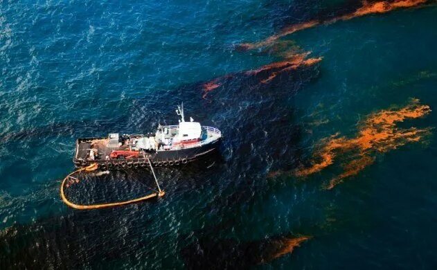 Предотвращения загрязнения нефтью. Предотвращение загрязнения моря. загрязнение воды судами. загрязнение японского моря. морские суда загрязняют море.