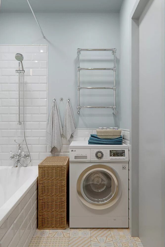 Стиральная машинка в ванной. Маленькая ванная со стиральной машиной. Ванная комната со стиральной машиной. Интерьер ванной со стиральной машинкой.