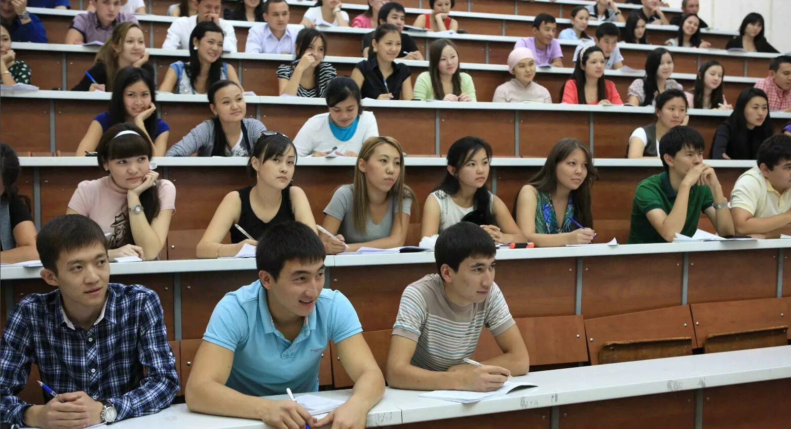 Университет центральной Азии в Казахстане. Студенты в вузе. Студенты в аудитории. Казах студент.