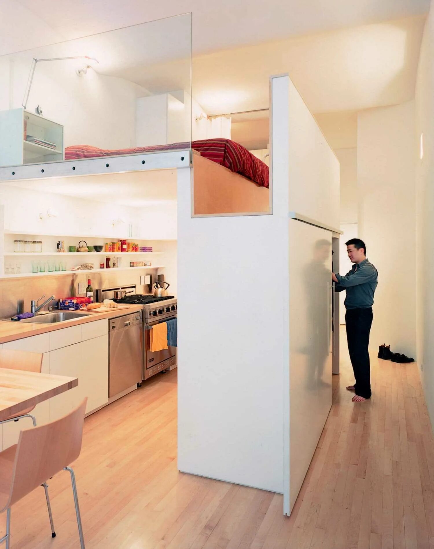 Высота потолков 2 3 метра. Кровать над кухней. Дизайнерские решения для квартиры студии. Интерьер маленькой квартиры. Комната студия.