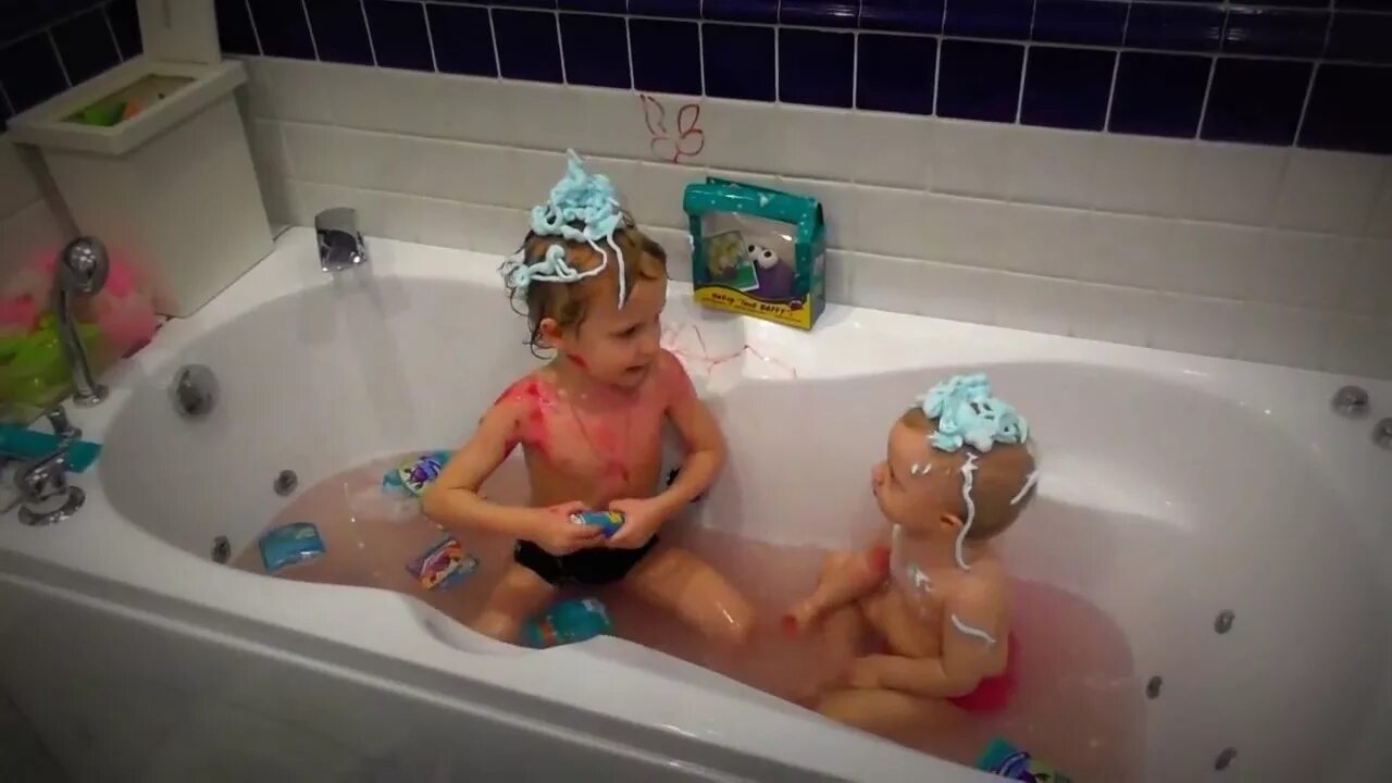 Мама в ванне видео. Дети купаются в ванной. Девочка купается в ванной. Девочка 10 лет в ванной. Мальчик и девочка в ванной.