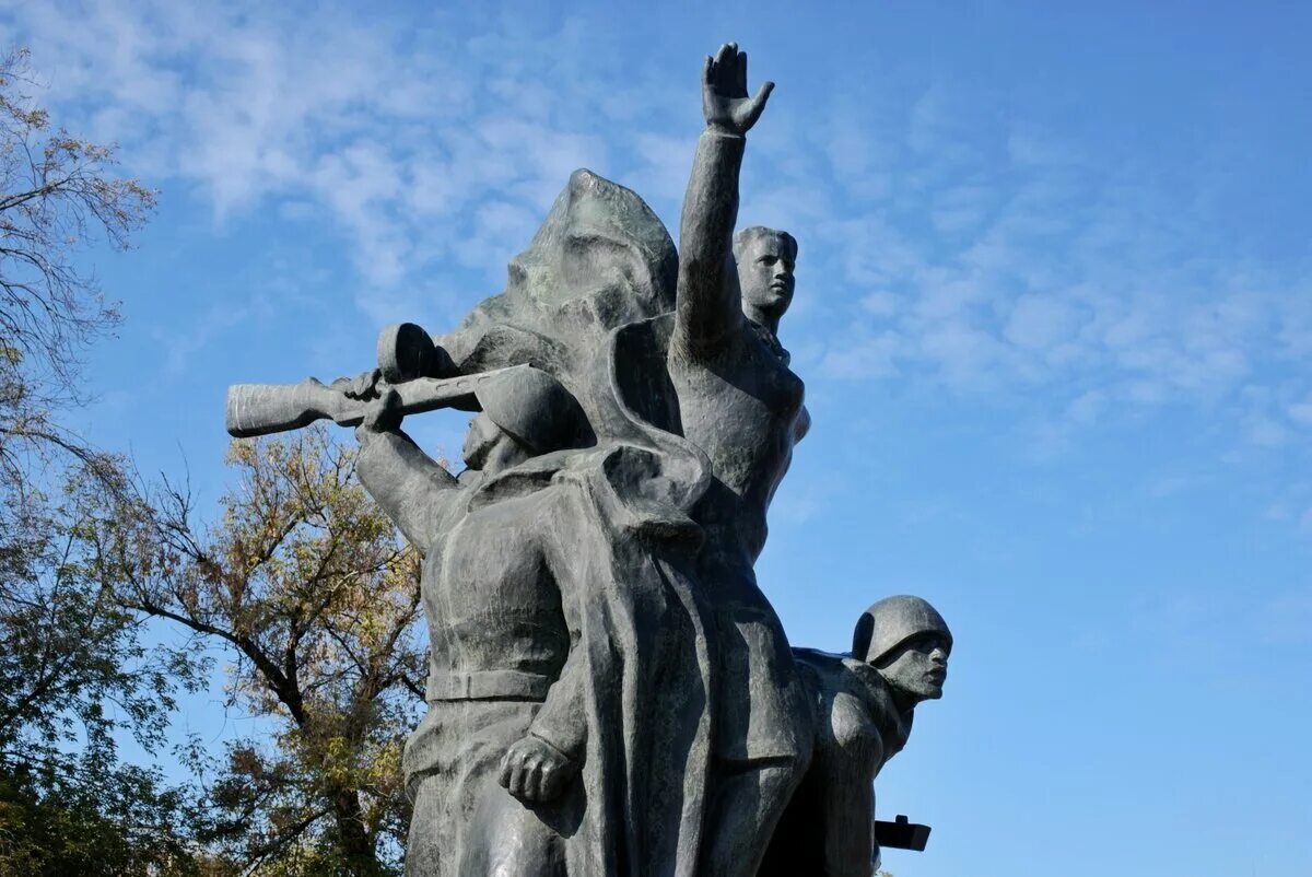 В каком городе монумент войн освободитель