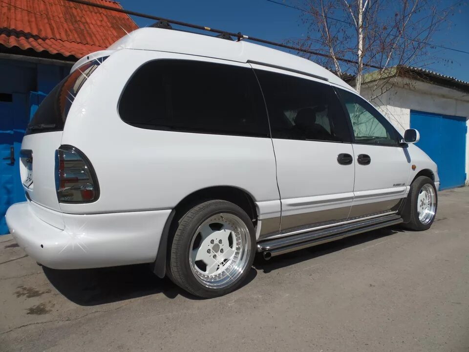 Диски на додж караван. 96 Dodge Caravan. Колеса Додж Караван 3. Dodge Caravan r18. Подножки на Крайслер Вояджер 3.