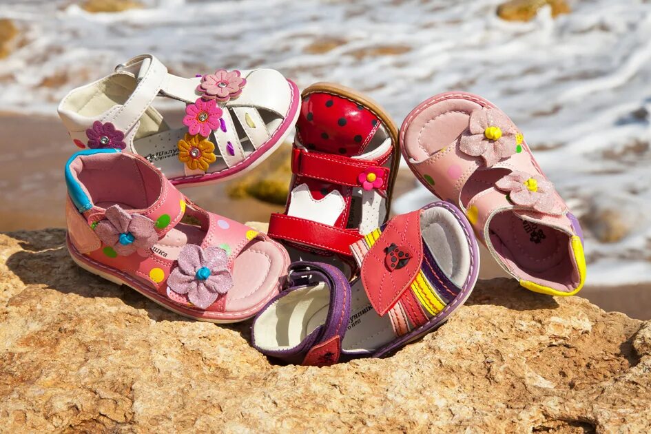Сайт дети обувь. Летняя обувь. Детские летние обувь. Правильная летняя обувь для детей. Удобная детская обувь на лето.