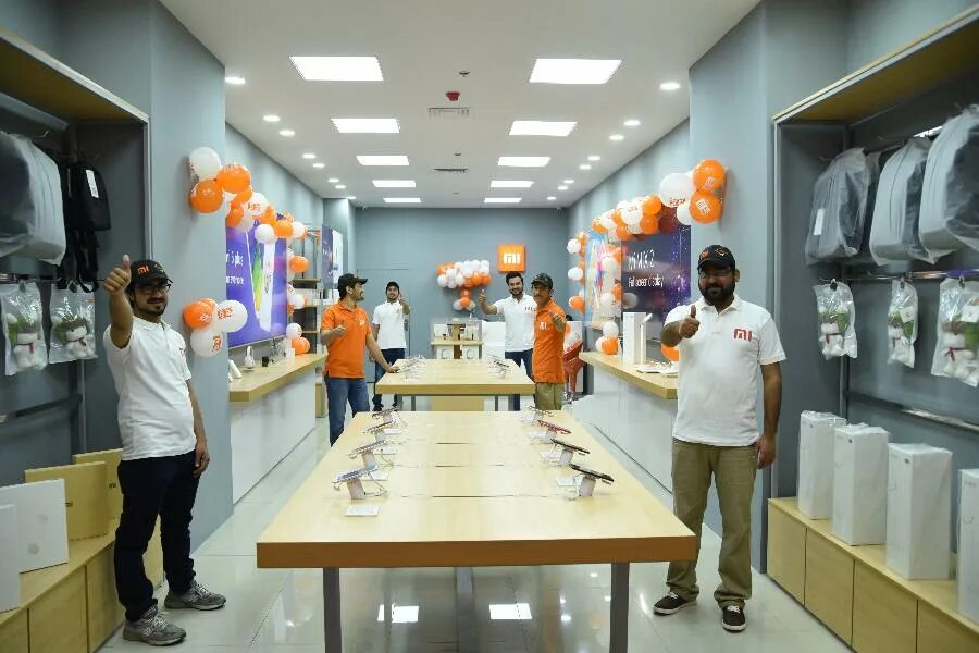 Mi shop xiaomi. Сяоми сотрудники. Сотрудники Xiaomi магазин. Магазин Сяоми в Китае. Xiaomi Mall.