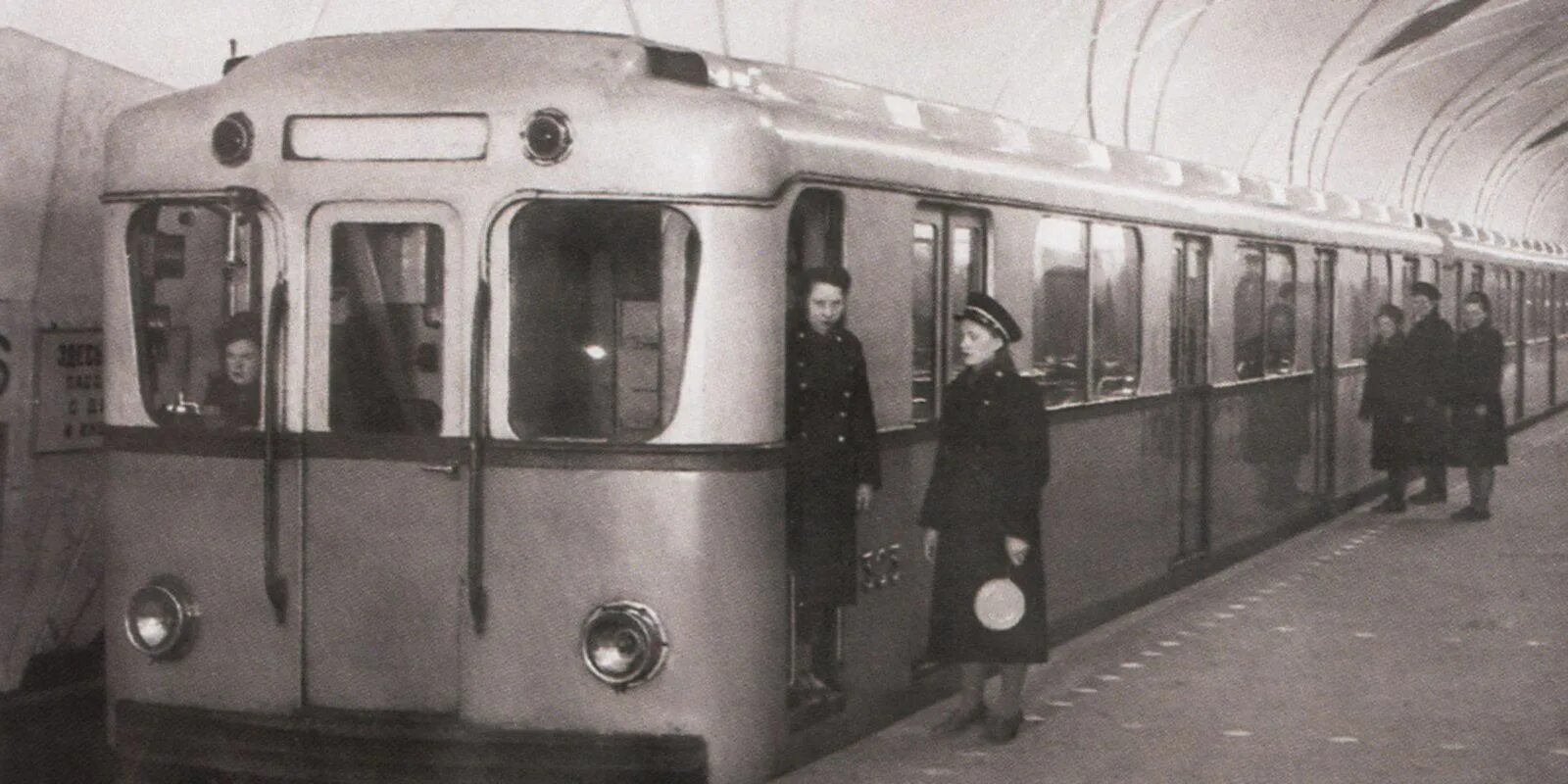 Метро старого года. Первый поезд Московского метро. Метро Москвы 1935. Вагон Московского метро 1935. Вагоны Московского метрополитена 1935.