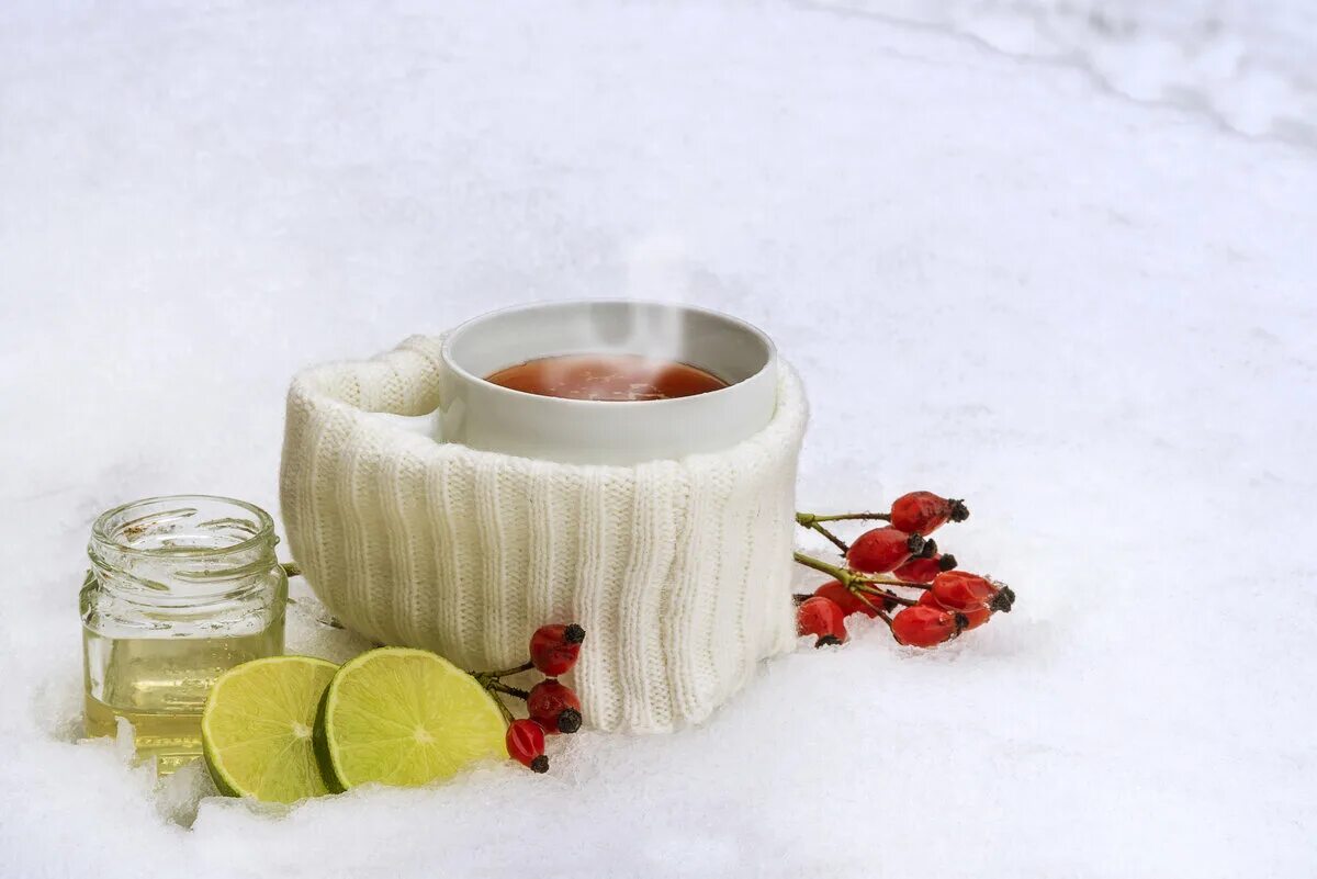 Чай на снегу. Чай зимой. Зима снег чай. Чай с лимоном снег.