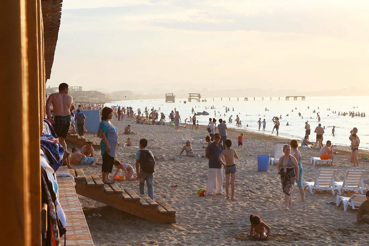 Азербайджан баку море. Берег Каспийского моря Баку. Каспийское море Баку пляж. Пляж Лагуна Каспийск. Пляж 1001 ночь Баку.