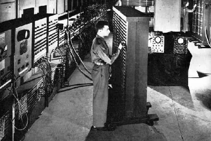 1 интегратор. Eniac компьютер 1946 год. Джон фон Нейман Eniac. Первый компьютер ЭНИАК 1946 Г. Электронно-вычислительная машина Eniac 1946.