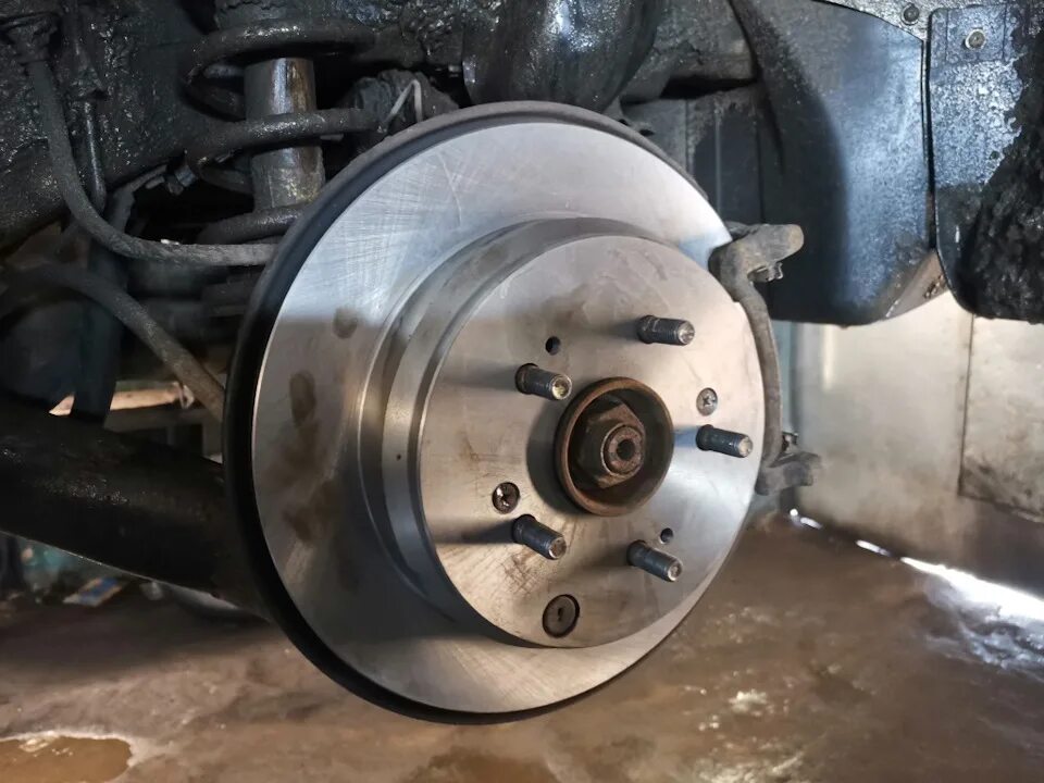 Тормозные диски cr v. Тормозные диски honda crv 2. Тормозной диск црв 3. Выработка на тормозном диске. Honda crv 2 передний тормозной диск.