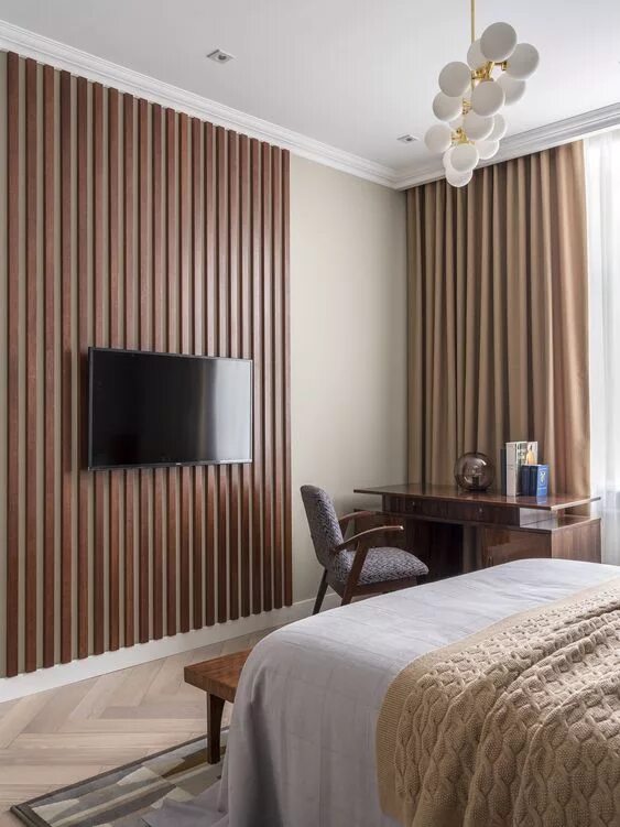 Панельная комната. Спальня с деревянными рейками. Отделка стен деревянными рейками. Рейки в спальне. Спальня с деревянными рейками на стене.