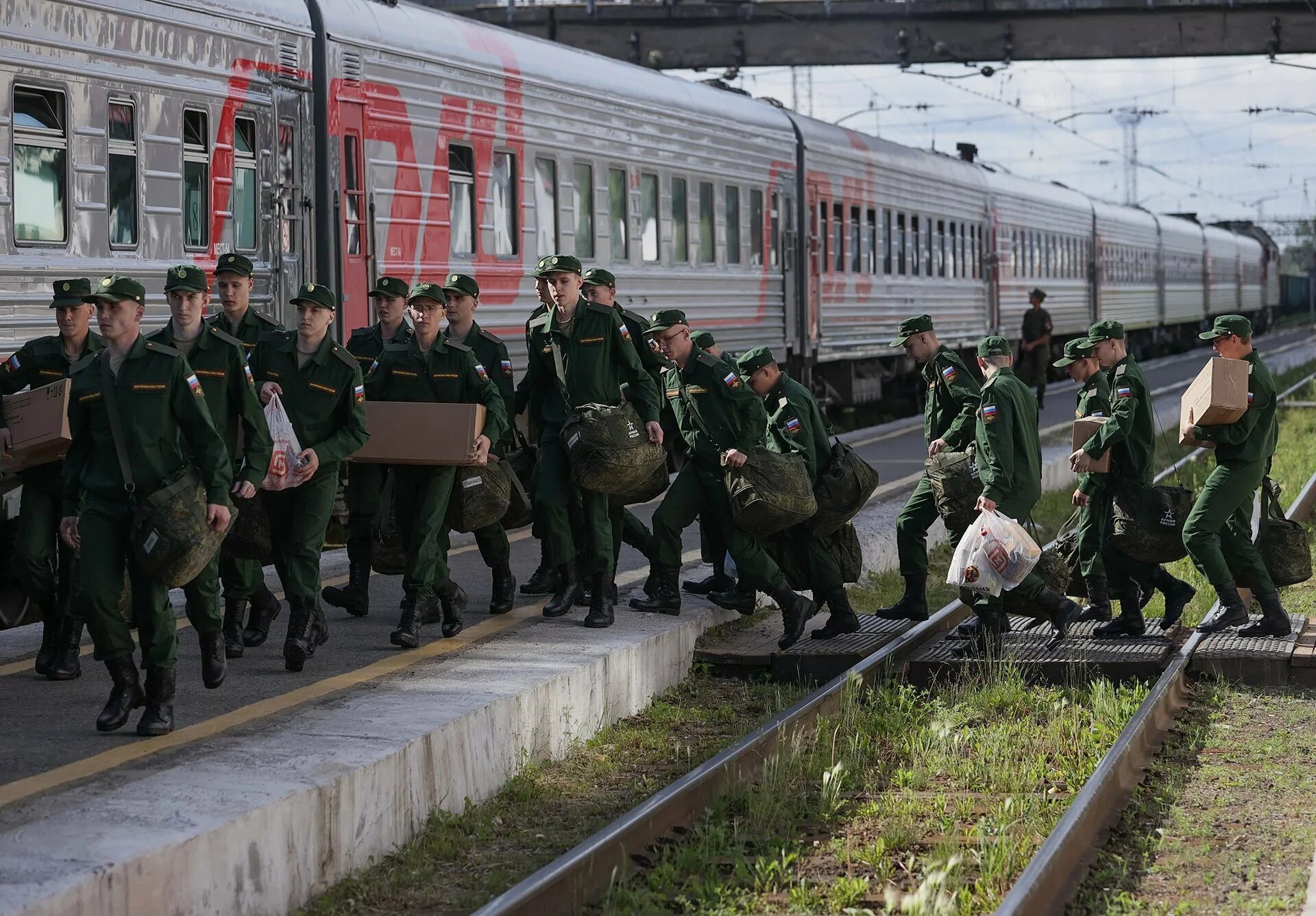 Мобилизация народа. Призывники. солдаты мобилизация. осенний призыв в армию. мобилизационный пункт.
