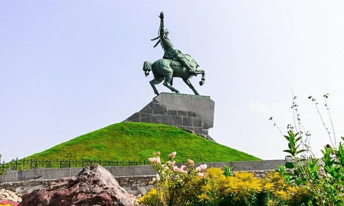 Уфа экскурсионная. Салават Юлаев памятник в Уфе. Памятник Салавату Юлаеву. Уфа столица Башкортостана достопримечательности. Г Уфа памятник Салавату Юлаеву.