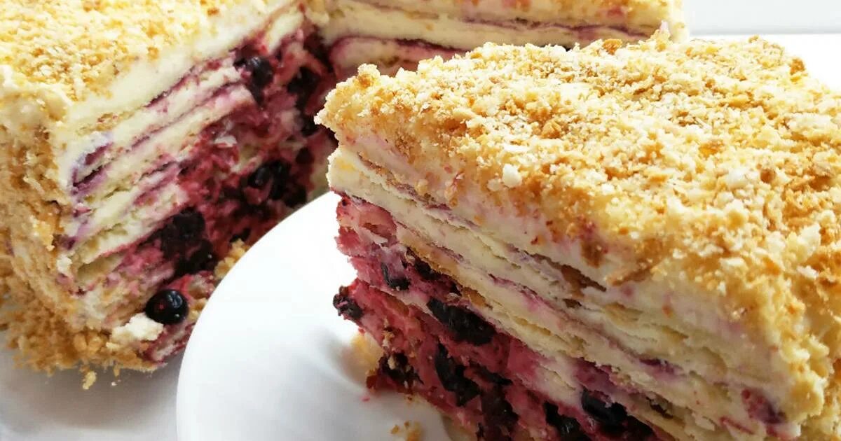 торт наполеон малиновый. наполеон с прослойкой. пляцок наполеон с вишней. наполеон с малиной. прослойка наполеона.