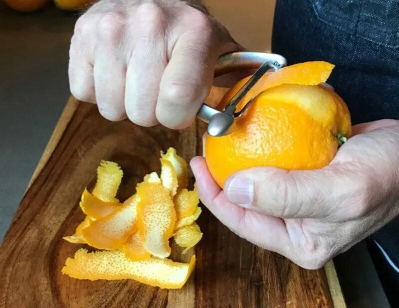 Как использовать кожуру. Чистка фруктов. Чистка овощей и фруктов кожура. Счистка цедры апельсина. Фрукты в апельсиновой кожуре.