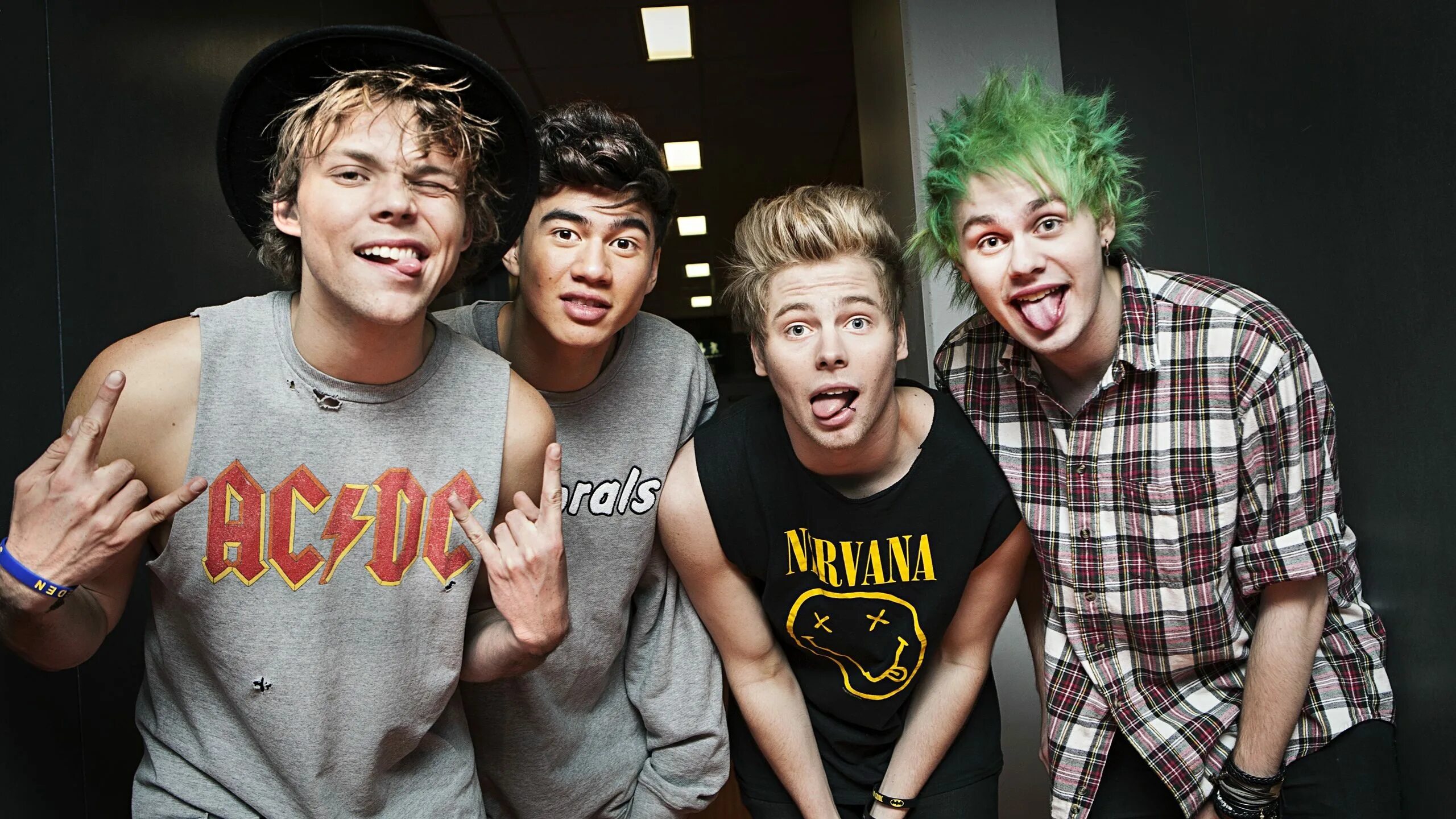 Песня seconds of summer. Группа 5sos Беби. 5 Seconds of Summer Blender. Группа 5 сос фото участников родителями.