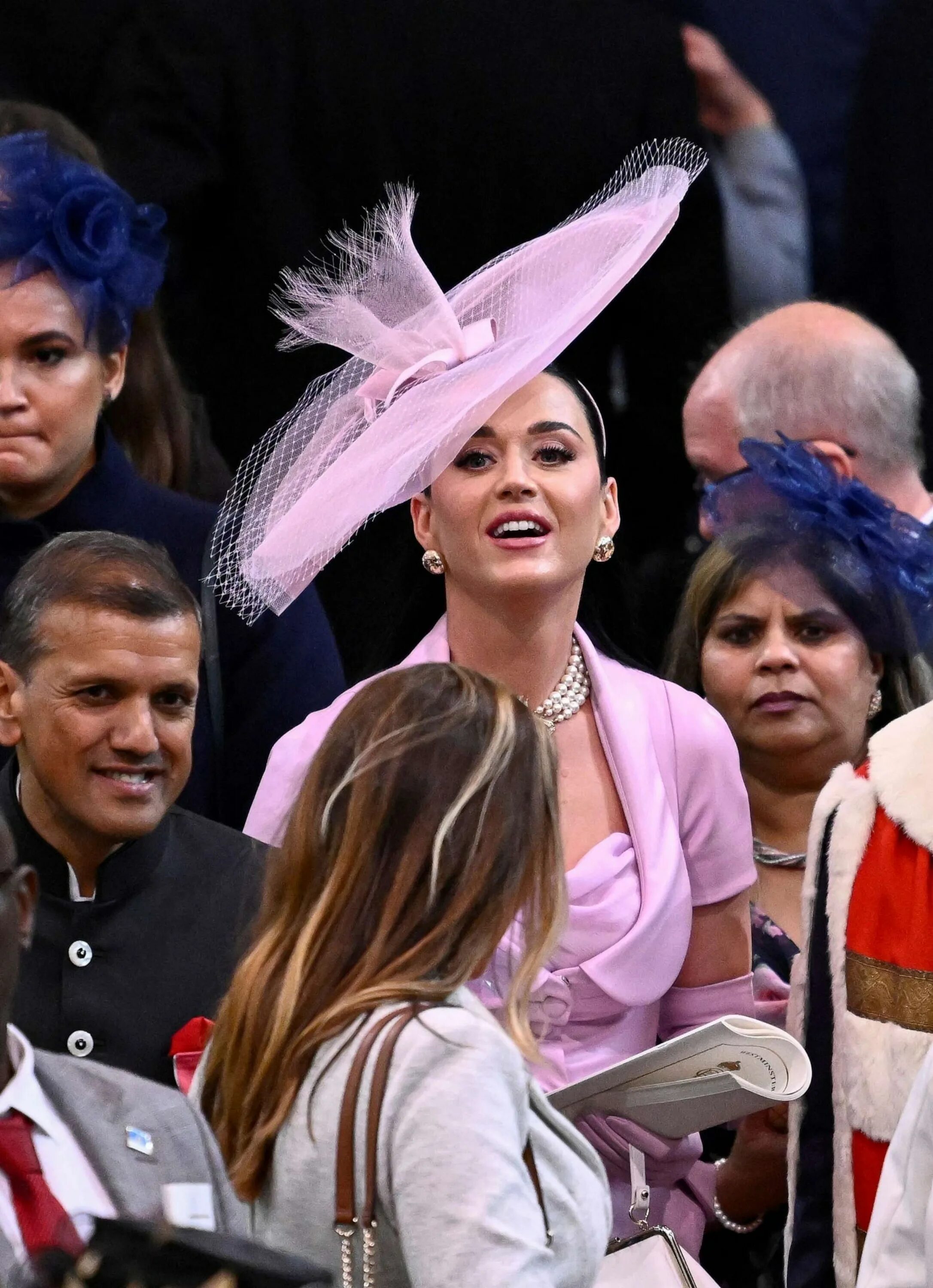 Кэти перри 2022. Кэти пэри мет гала 24. Кэти перри на коронации. Певица katy perry. Актрисы британии.