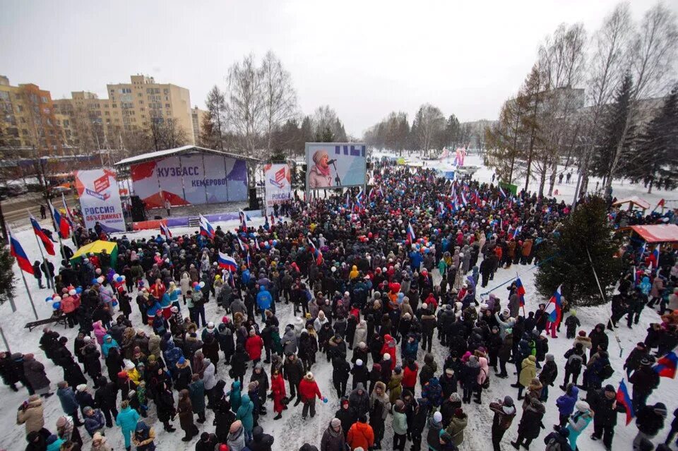 Новости день кемерово. Кемерово митинг на бульваре Строителей. Праздник на бульваре Кемерово. Кулачные бои. Фестивали в России в Кемерово.