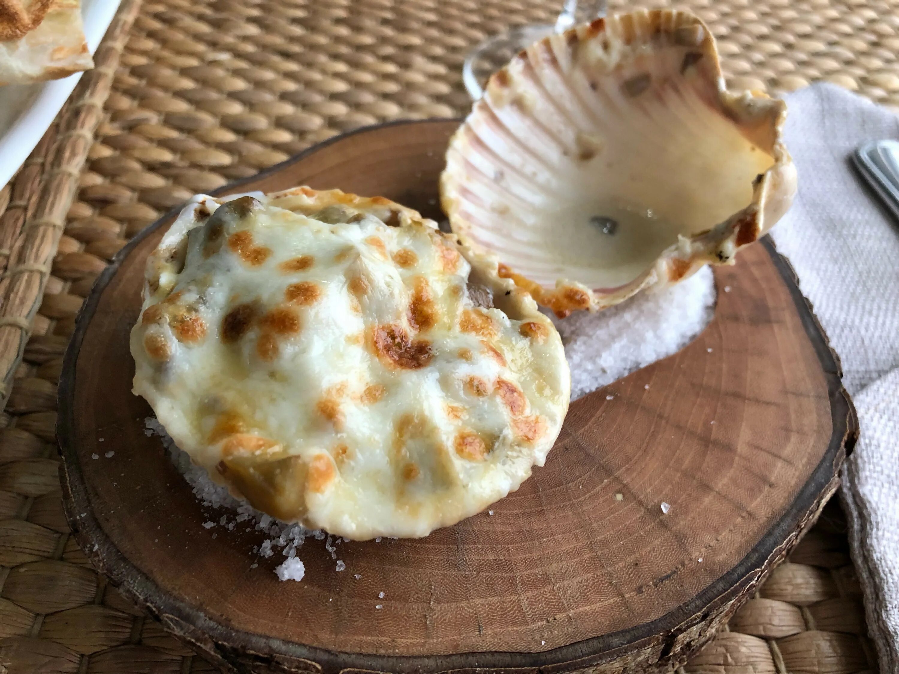 Ракушка гребешок. Ракушки по шанхайски. Морской гребешок запеченный в раковине. Гребешок приморский каменушный. Гребешок по шанхайски в ракушке.