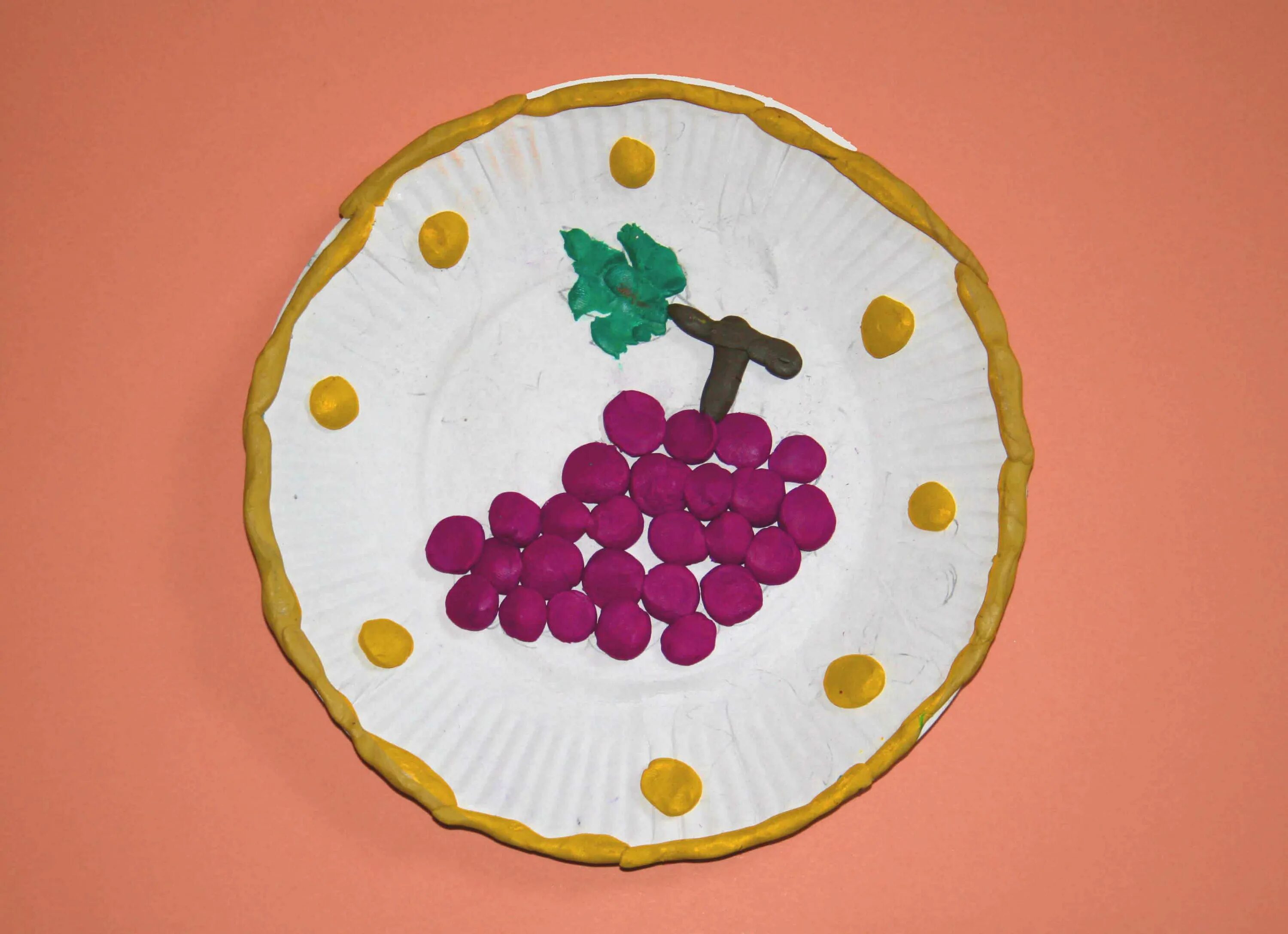 тарелочки из полимерной глины. лепка летающая тарелка в средней группе. тарелка из пасты для моделирования. лепка тарелочки. тарелочки из глины.