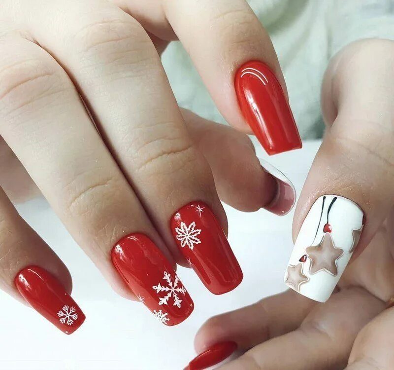 Дизайн ногтей зима 2023 2024. Красные ногти зимние квадратные. Маникюр красные ногти с белым зима. Маникюр на НГ 2023 на короткие ногти красный. Модный зимний красный маникюр.