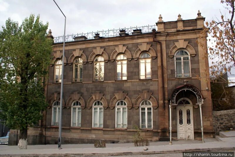 Карс русско турецкая. Kars Museum карс. Старинные здания Армении. Русские здания в Карсе. Стиль зданий в Армении.