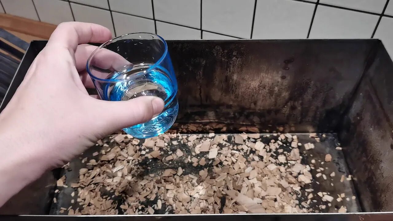 Сколько сыпать щепы. Щепка рез для коптильни. закладка щепы в коптильню. заготовка щепы. промывание щепы.