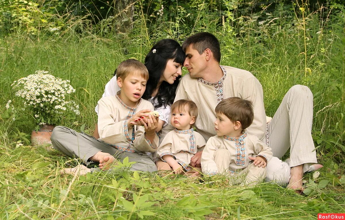 семья в лучах солнца. картинка мир в семье. радостная семья на природе. любовь и гармония в семье. семья это счастье.