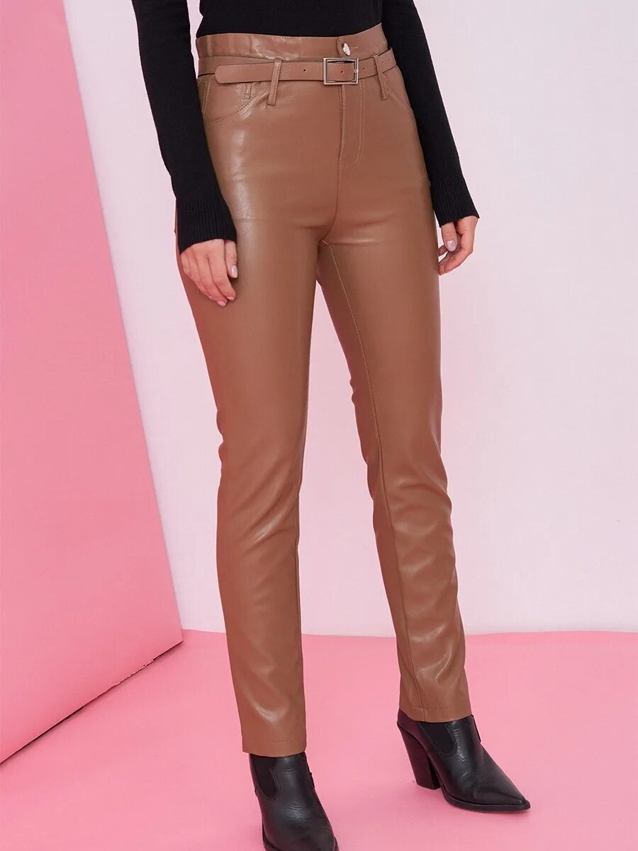 Коричневые брюки экокожа. Кожаные штаны zara. Коричневые брюки из экокожи. Коричневые кожаные штаны. Брюки из экокожи.