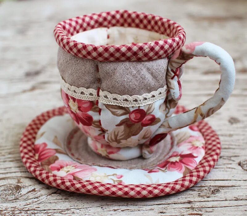 Посуда в стиле пэчворк. Лоскутная чашка. Кружки пэчворк. Hermes patchwork чашки. Кружки из ткани.