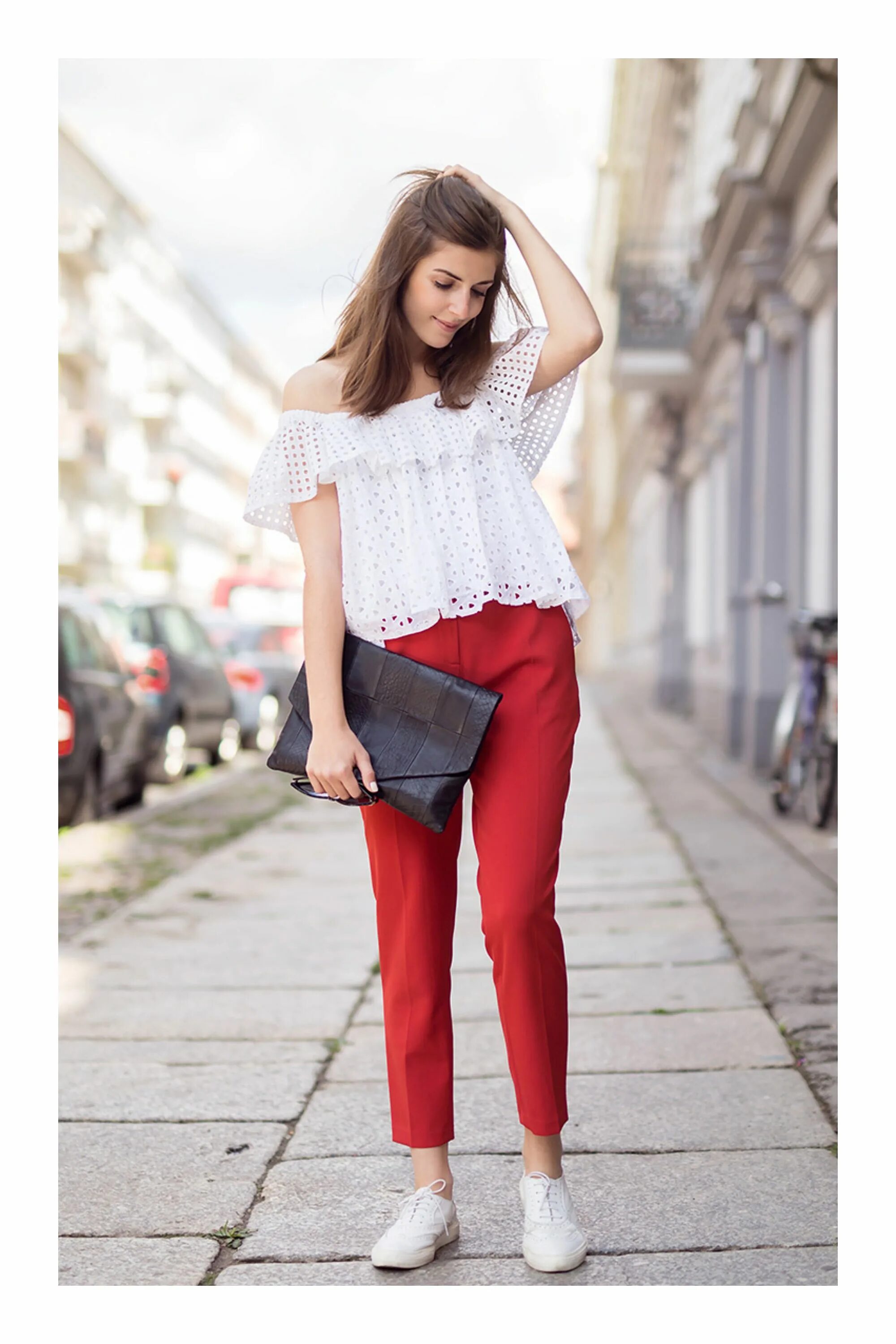 Красная блузка сочетается. Девушка в красных брюках. красные брюки и белая блузка. образ с красными брюками. луки с красными брюками.