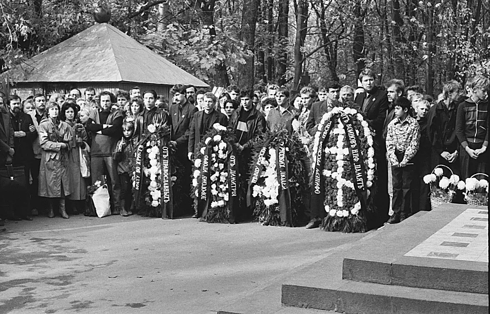 Тальков похоронен. Могила Игоря Талькова. Могила Игоря Талькова на Ваганьковском кладбище.