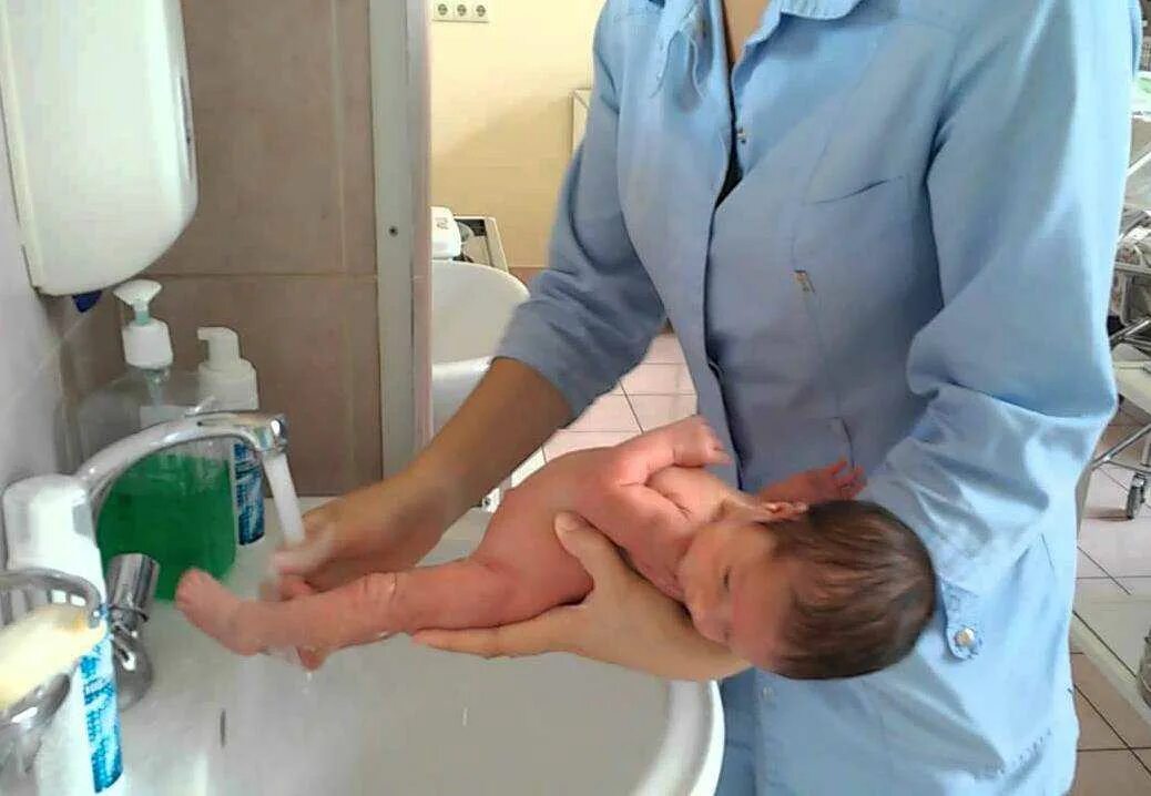 Чем подмываться в интимных местах. Подмывание новорожденного. Подмывание новорожденного под краном. Подмывание новорожденного мальчика. Подмывание девочек новорожденных.