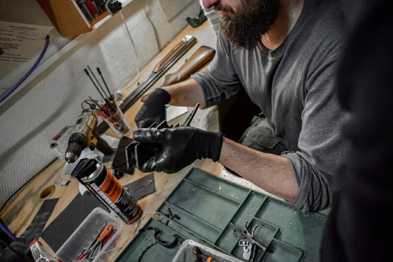 Оружейный мастер 12 12 2023 года. День оружейника. Автомат калашникова модернизированный. Ружье елизаветы петровны. Художественная гравировка на оружии.