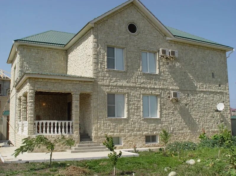 Построенный из белого камня. Фасад Бурлацкий камень. Дагестанский известняк. Дом из ракушечника. Дома из камня ракушечника.