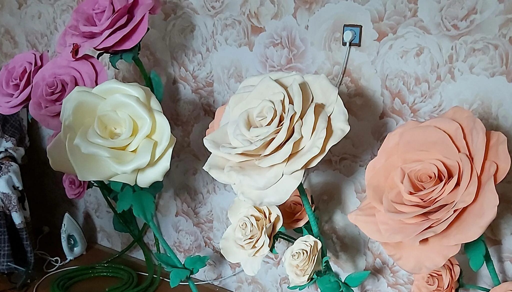 Цветы из изолона мастер класс. Сиреневый пион из изолона. Георгины изолон. Роза из фоамирана на подставке. Цветы из изолона.