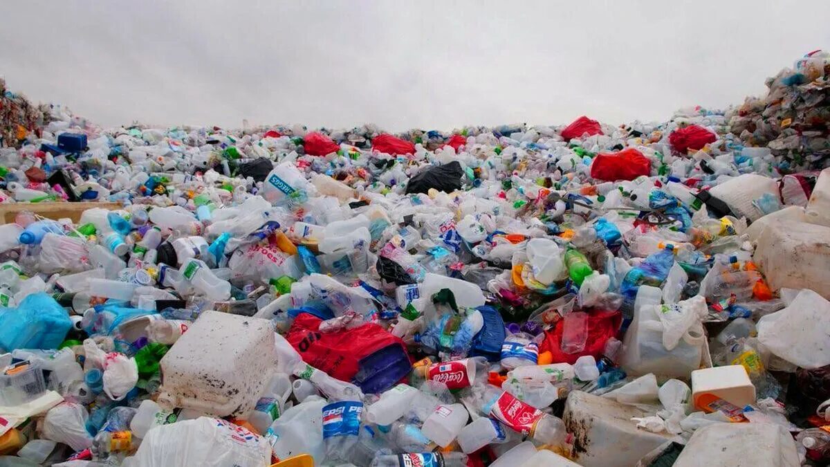 Пластиковых отходов. Пластиковые отходы. Пластмасса свалка. Утилизация полимерных отходов.
