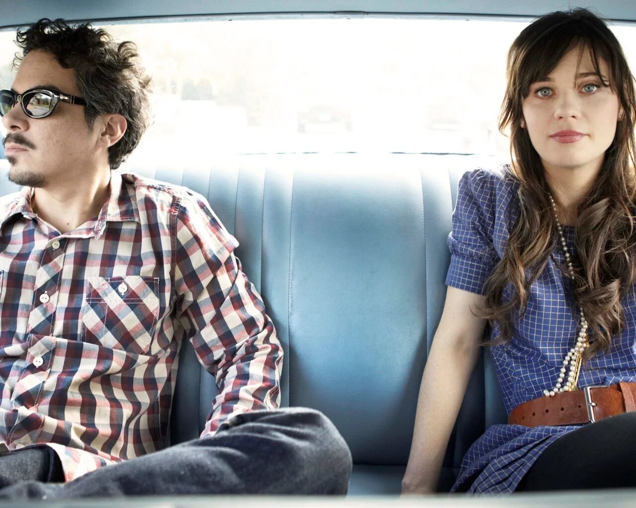 Here she comes he. Зоуи Дешанель she&him. She and him группа. Сериал про девушку в очках. Фильм с красивой девушкой в очках.