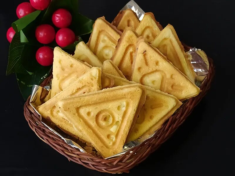 Домашнее печенье треугольник. Треугольное печенье. Печенье треугольной формы. Печенье треугольники в форме. Печенье в печеньице треугольники.