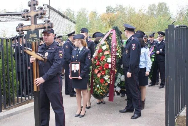 Похороны сотрудника полиции. Могилы погибших полицейских. Похороны ваксмана ярославль