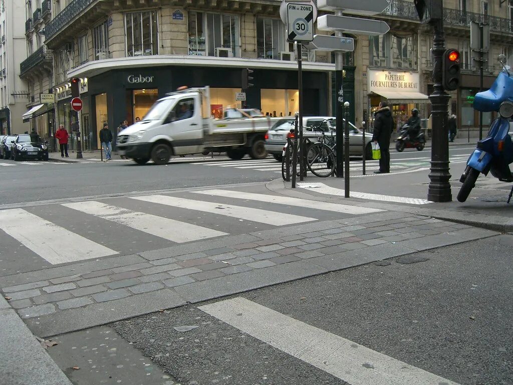 Тротуар в жилой зоне. Правильный пешеходный переход Варламов. Приподнятые пешеходные переходы. Тротуары в Европе. Приподнятый пешеходный переход.