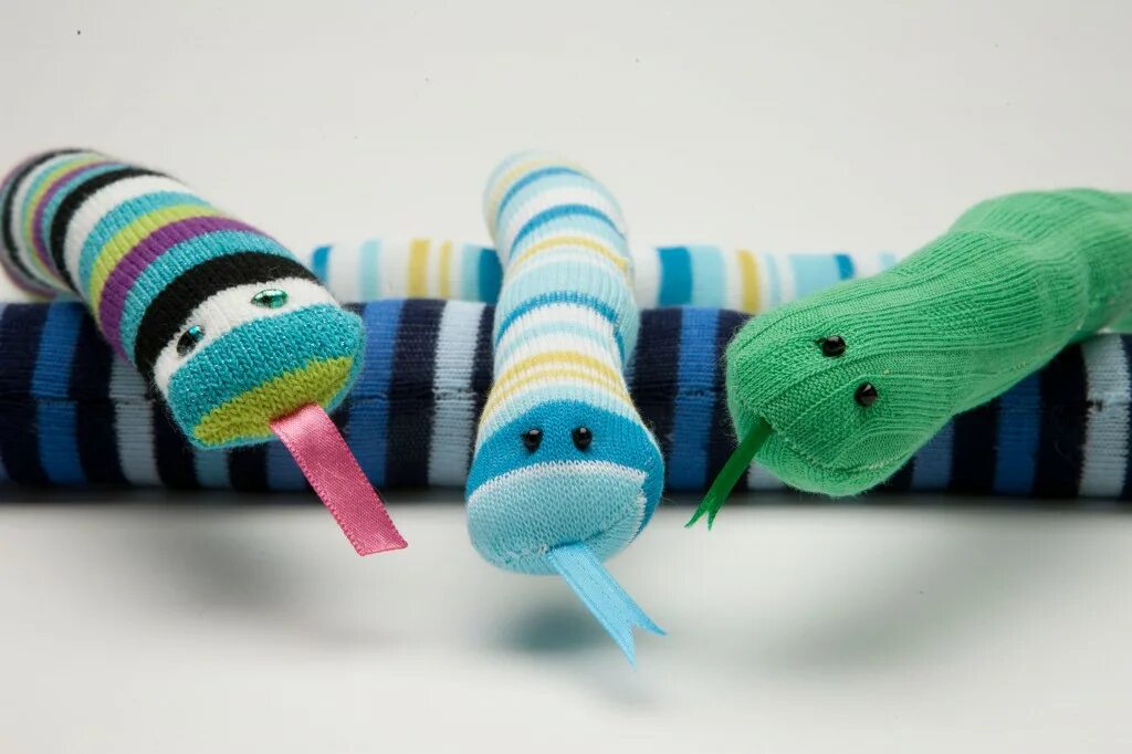 Вставляют игрушки. Игрушки из носков. Игрушка из носка. Оригинальные игрушки из носков. Мягкие игрушки из носков.