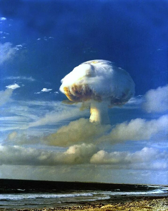 Атомные испытания. Атолл Эниветок ядерные испытания. Ядерный взрыв 1000 мегатонн. Грибовидное облако ядерного взрыва. Ядерный гриб.