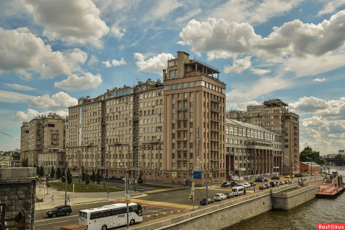 Купить кв набережная. Знаменитый дом на набережной в Москве. Дом на набережной Иофан. Дом правительства на Берсеневской набережной. Дом на набережной Москва внутри 1931.